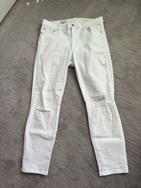 GAP White Distressed Slim Straight sz30. 26 inseam